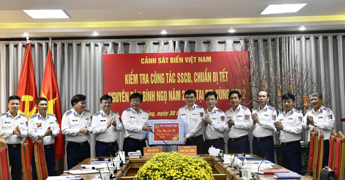 Đoàn công tác của Cảnh sát biển Việt Nam tặng quà , chúc tết Cán bộ, chiến sỹ BTL Vùng Cảnh sát biển 2. Ảnh: CV.