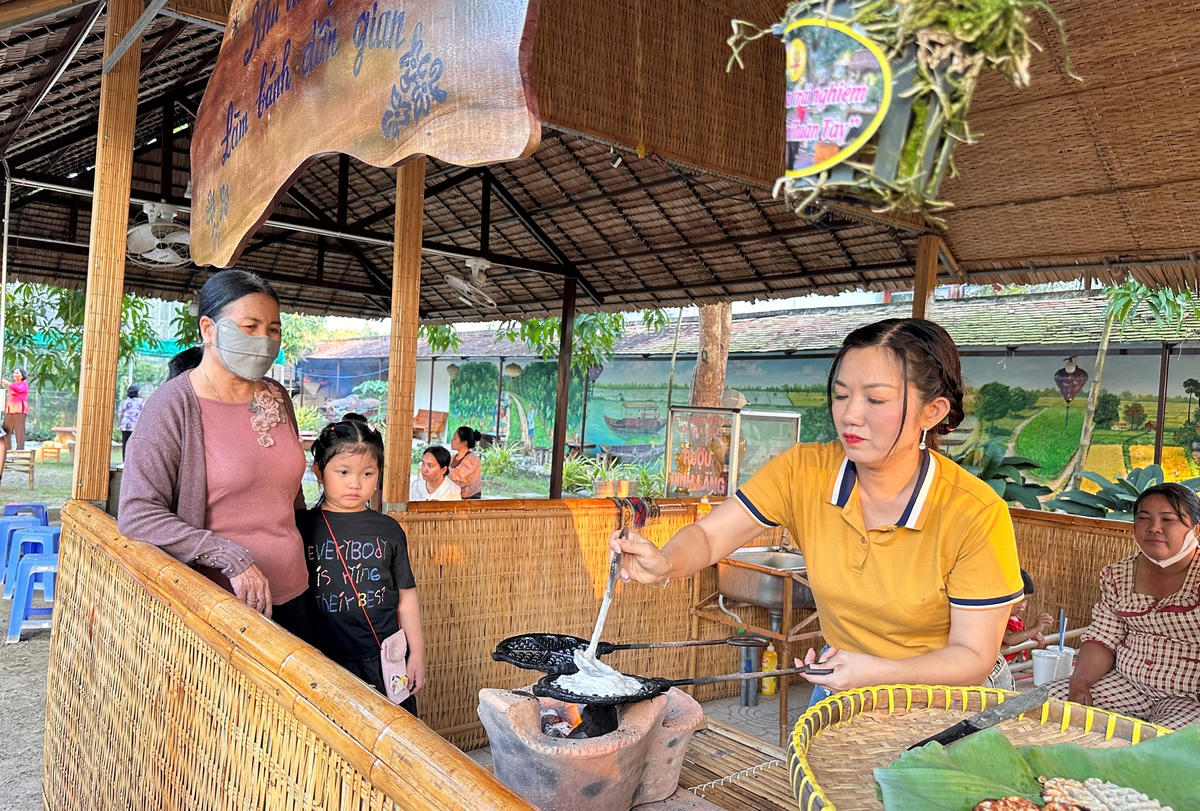 Du khách tham quan, trải nghiệm khu làm bánh dân gian ở phường Cao Lãnh, tỉnh Đồng Tháp. Ảnh: Trung Ngãi.