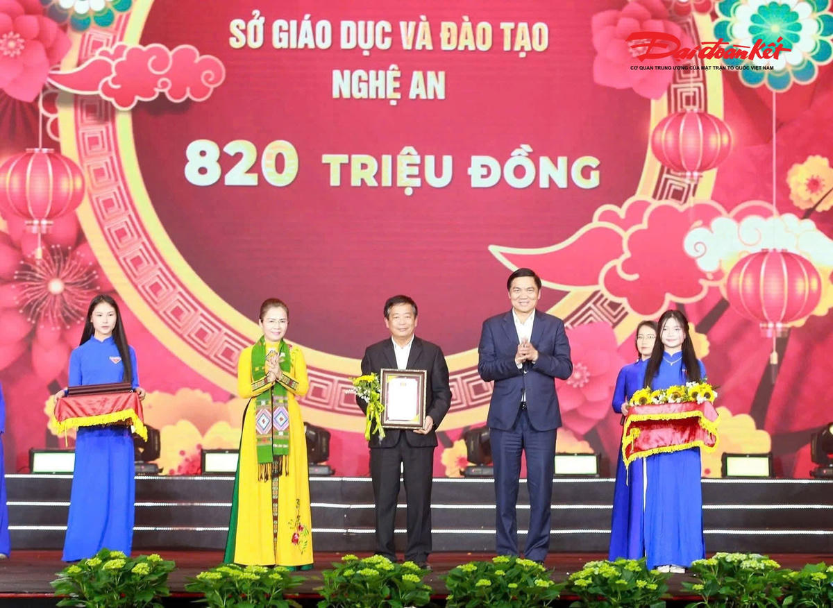 Ngành Giáo dục Nghệ An ủng hộ chương trình&nbsp;“Nghĩa tình dòng Lam – Xuân Bính Ngọ năm 2026” hơn 800 triệu đồng. Ảnh: TD