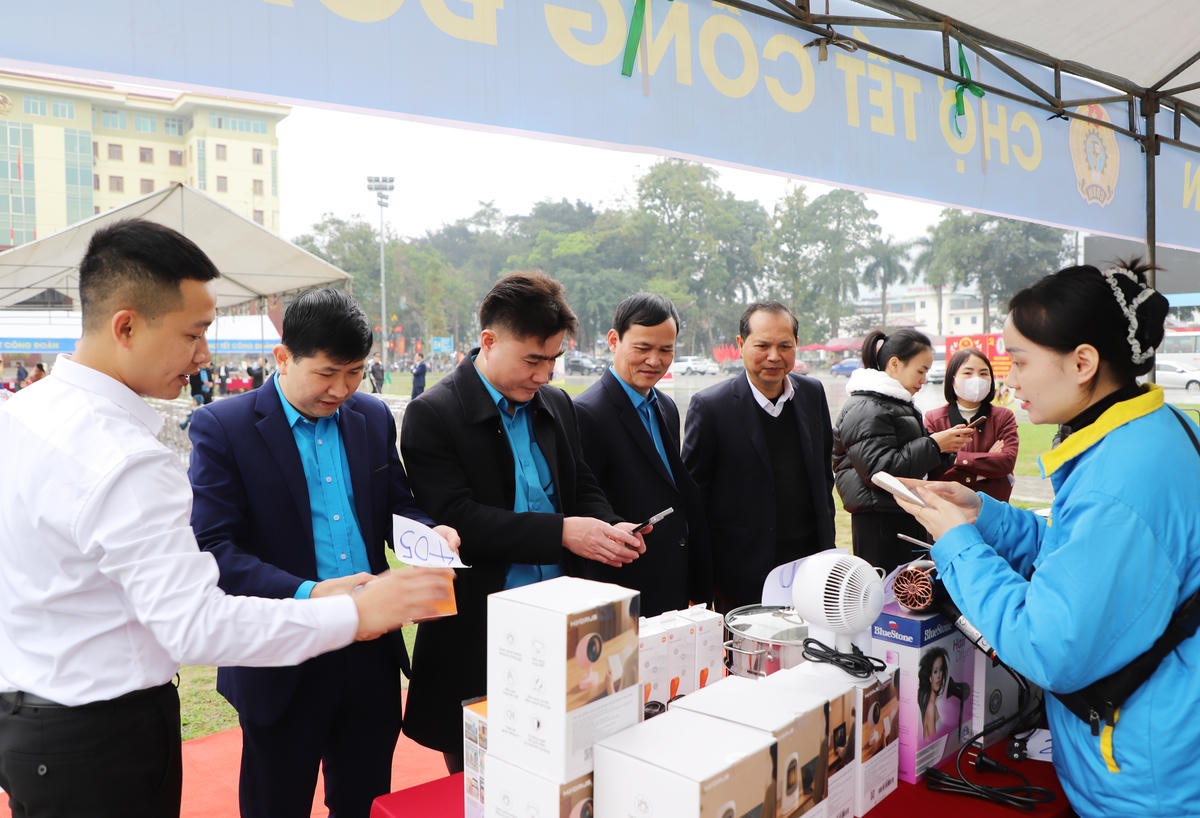 Lãnh đạo Liên đoàn Lao động tỉnh Tuyên Quang và phường Hà Giang 1 thăm quan gian hàng tại Chợ tết Công đoàn. Ảnh: N.Q. 