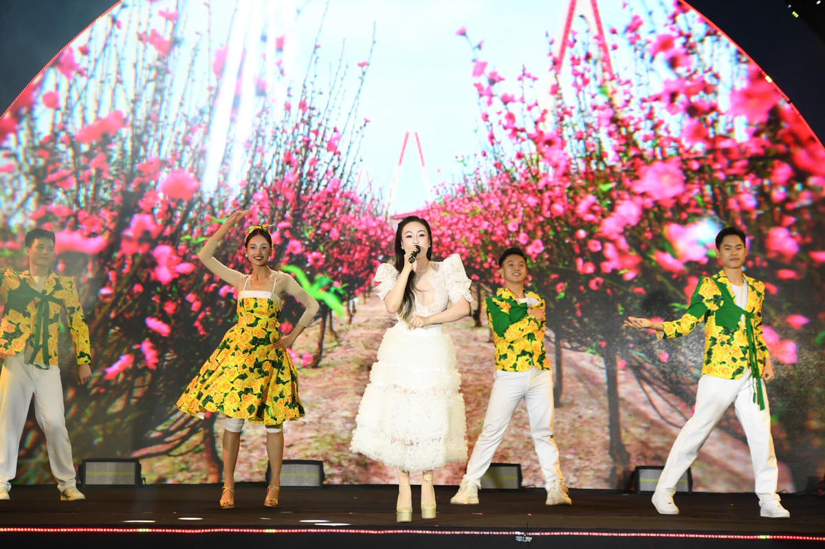 Chương trình nghệ thuật đặc biệt trong khuôn khổ sự kiện được dàn dựng xuyên suốt, kết nối quá khứ - hiện tại - tương lai của Thủ đô thông qua ba chương. Chương I- “Hà Nội - Nơi hội tụ non sông” mở ra không gian nghệ thuật trang trọng, đưa khán giả trở về với chiều sâu lịch sử, giá trị văn hóa và ngợi ca vị thế đặc biệt của Hà Nội. Ảnh: Phạm Sỹ.