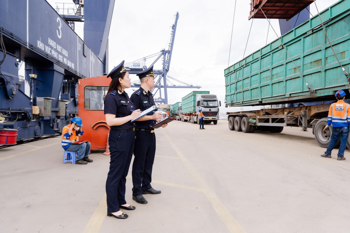 Cán bộ&nbsp;Hải quan khu vực VIII giám sát hàng hóa XNK tại Cảng Cái Lân.