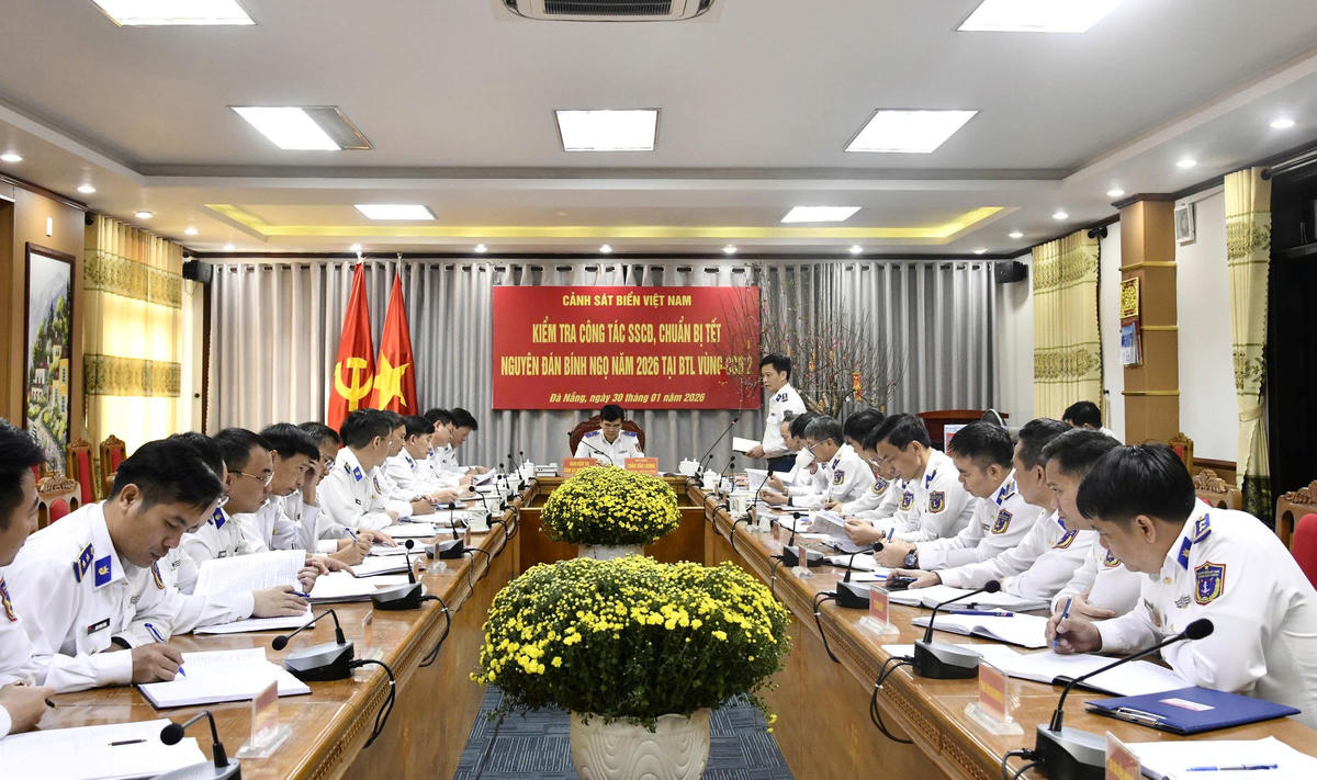 Đoàn công tác Cảnh sát biển Việt Nam làm việc với Bộ Tư lệnh Vùng Cảnh sát biển 2. Ảnh: CV.