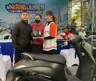 Anh Lê Quang Vũ bên cạnh chiếc Evo Grand được chốt mua ngay tại sự kiện