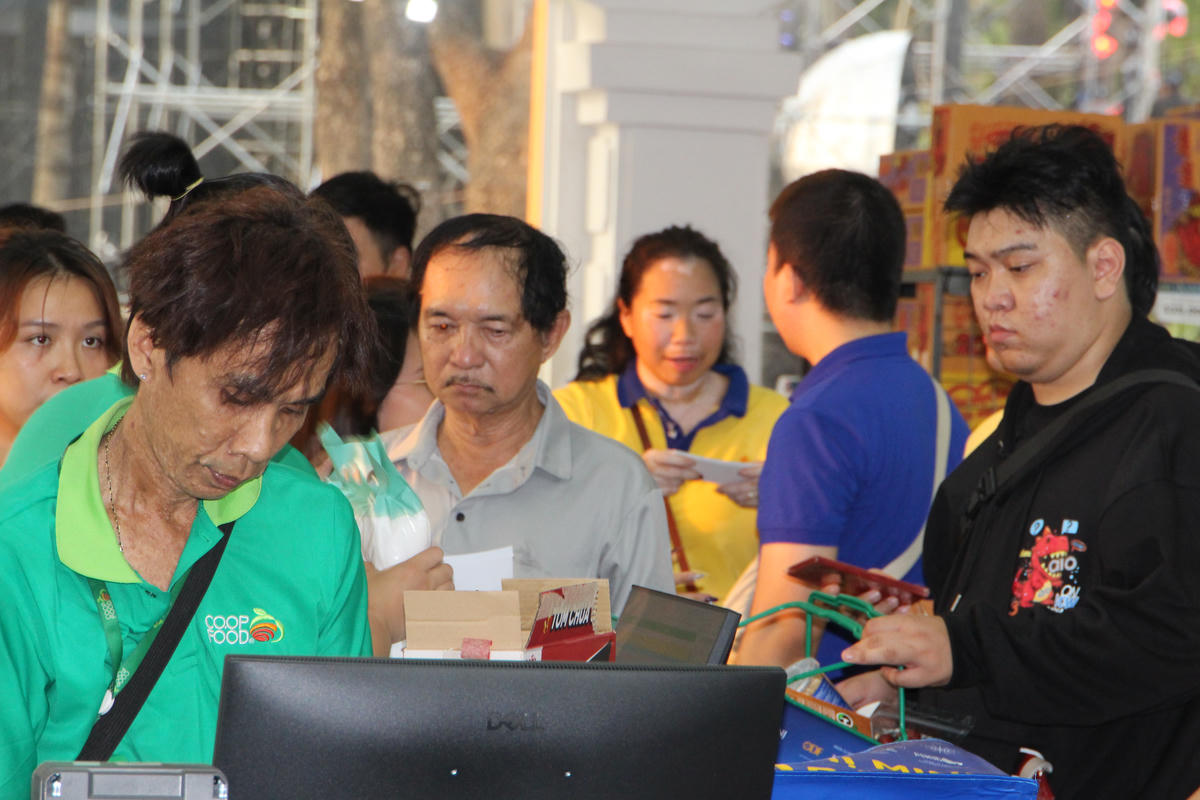 Người dân mua hàng tại Siêu thị mini 0 đồng. Ảnh: Q.Đ.