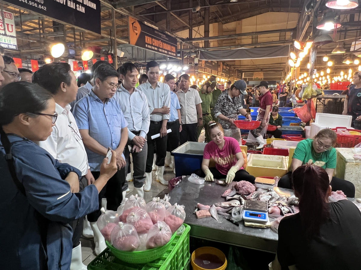 Rà soát nguồn hàng Tết xuyên đêm, sẵn sàng cho cao điểm mua sắm