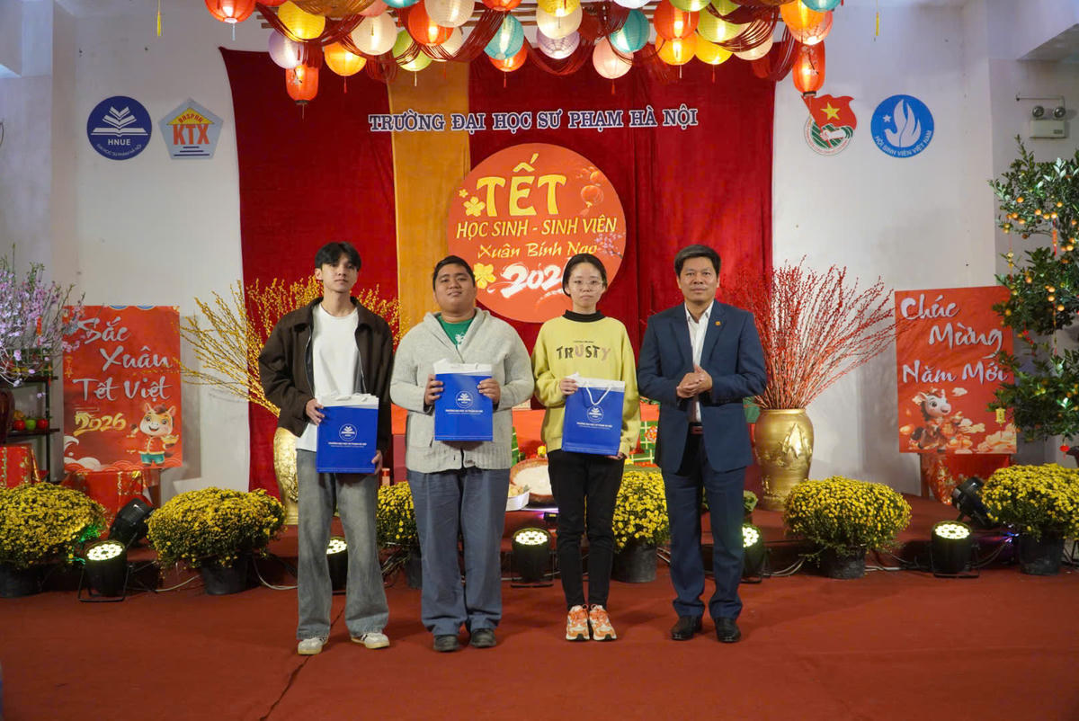 Sinh viên Sư phạm Hà Nội trải nghiệm Tết Việt giữa không gian đại học