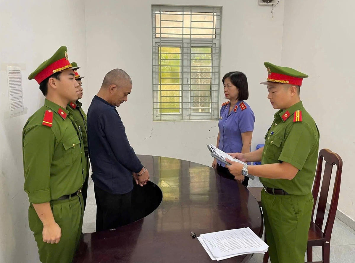 Đối tượng&nbsp;Huỳnh Khổng tại cơ quan điều tra. Ảnh: CV.