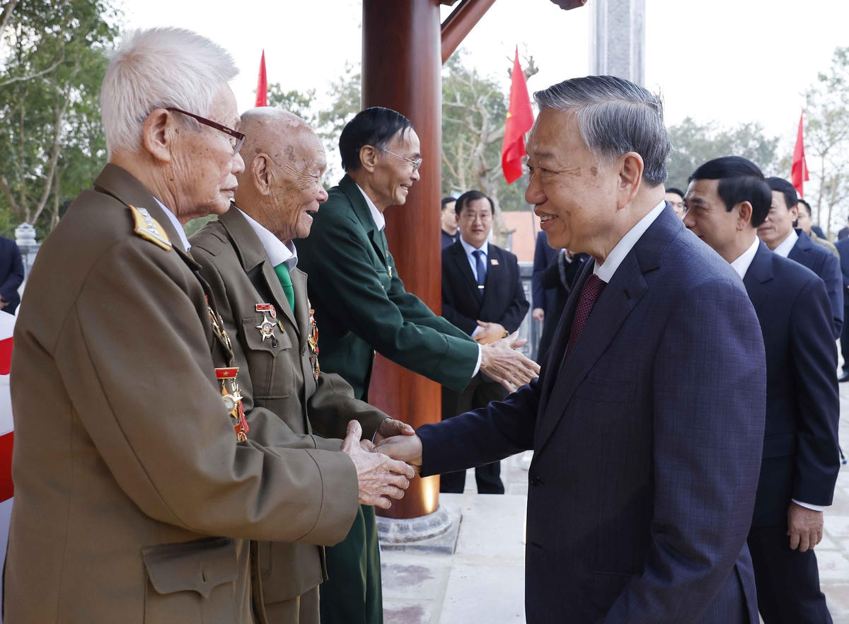 Tổng Bí thư Tô Lâm với các cựu chiến binh dự buổi lễ. Ảnh: Thống Nhất/TTXVN