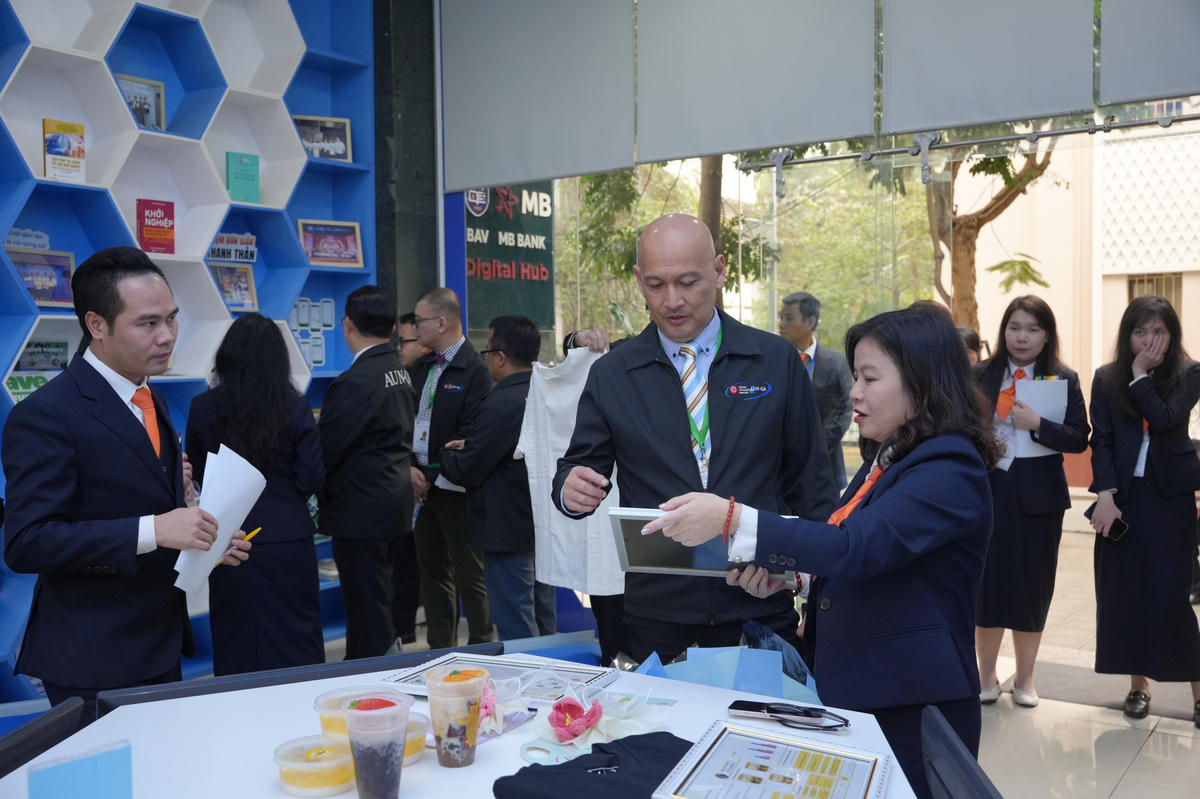 Đoàn đánh giá tham quan cơ sở vật chất phục vụ người học tại Học viện Ngân hàng.