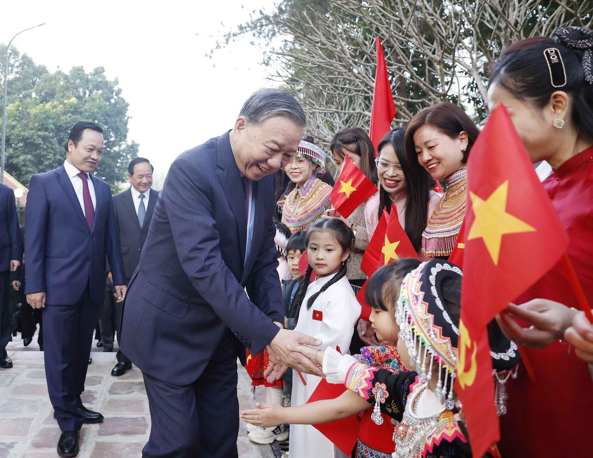 Tổng Bí thư Tô Lâm với các cháu thiếu nhi và nhân dân tỉnh Điện Biên dự buổi lễ. Ảnh: Thống Nhất/TTXVN