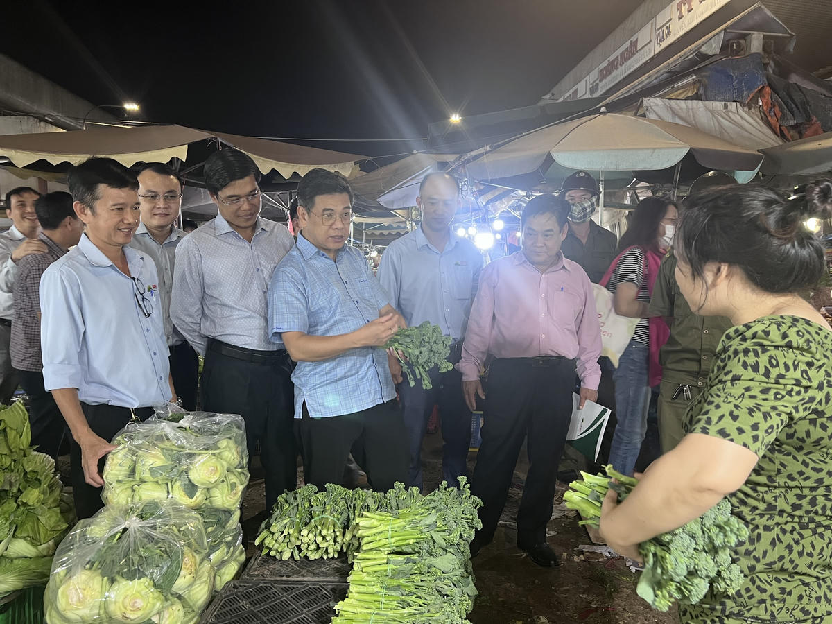 Dự báo, lượng nông sản về Chợ Đầu mối Hóc Môn tăng 30 – 50% so với ngày thường. Ảnh: U.P