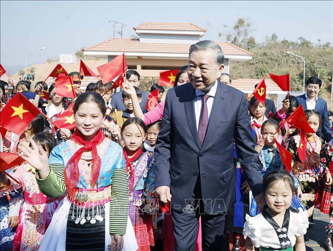 Tổng Bí thư Tô Lâm và Đoàn công tác của Trung ương đến dự Lễ khánh thành Trường PT Nội trú liên cấp Tiểu học và THCS Si Pa Phìn. Ảnh: Thống Nhất/ TTXVN