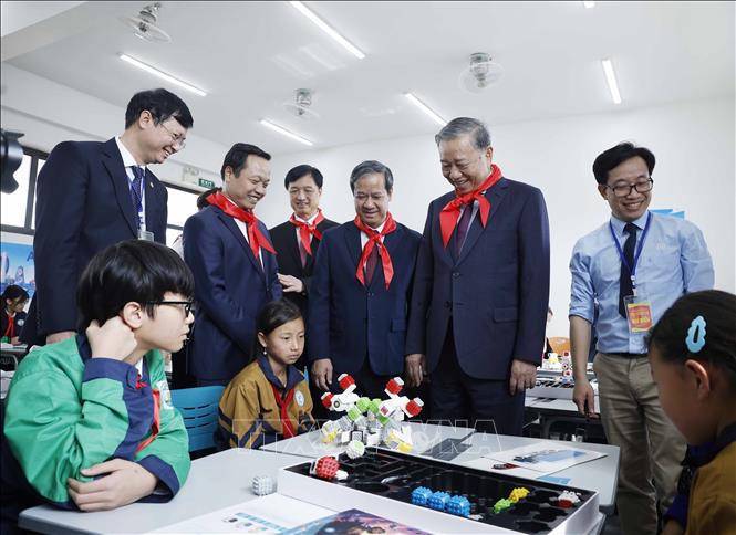 Tổng Bí thư Tô Lâm thăm lớp học Trường Phổ thông Nội trú liên cấp Tiểu học và THCS Si Pa Phìn. Ảnh: Thống Nhất/TTXVN