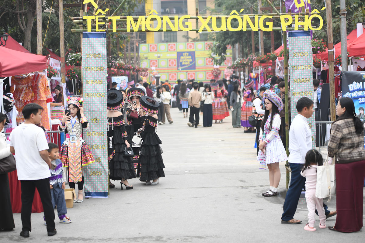“Tết Mông xuống phố” là sự kiện văn hóa thường niên, được duy trì từ năm 2016 đến nay, trở thành điểm hẹn đầu xuân của cộng đồng người Mông tại Thủ đô. Ngày hội không chỉ góp phần quảng bá, lan tỏa những giá trị truyền thống đặc sắc của đồng bào Mông, mà còn mở ra không gian giao lưu, kết nối với công chúng và du khách bốn phương. Ảnh: Phạm Sỹ.

