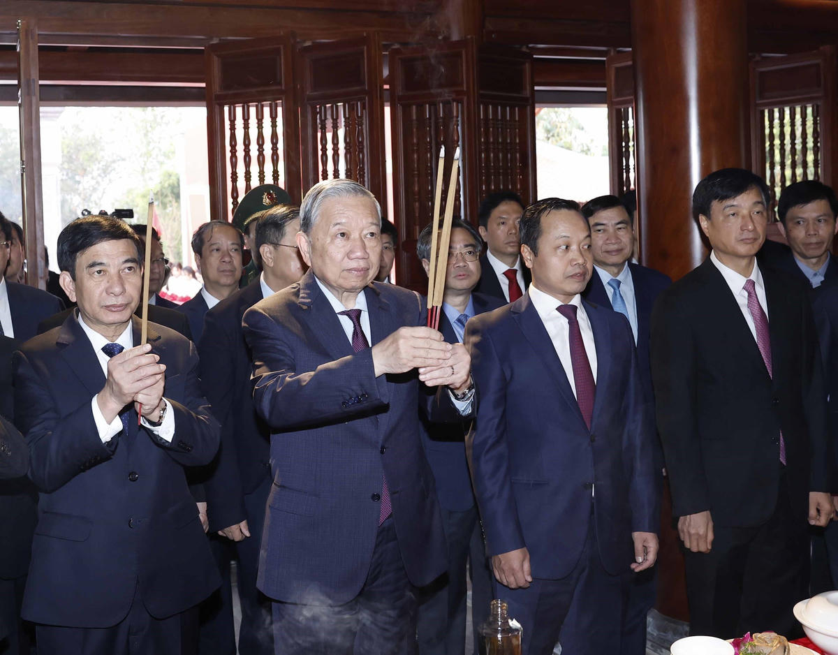 Tổng Bí thư Tô Lâm và đoàn công tác Trung ương thắp hương tại Nhà tưởng niệm Chủ tịch Hồ Chí Minh ở di tích đồi E2, tỉnh Điện Biên. Ảnh: Thống Nhất – TTXVN