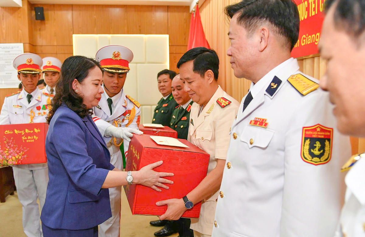 Phó Chủ tịch nước Võ Thị Ánh Xuân tặng quà các lực lượng vũ trang trên địa bàn tỉnh An Giang. Ảnh Nguyễn Minh. 