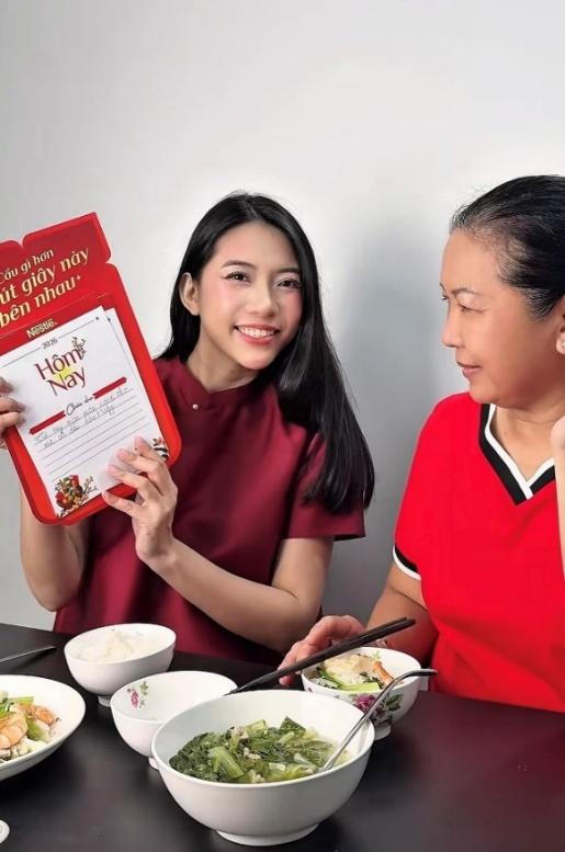 Nhiều người dùng mạng xã hội chia sẻ góc nhìn mới về Tết qua “Lịch Tết Hôm Nay”. Nguồn: Tài khoản TikTok dzunlatuine và trangg.mackey