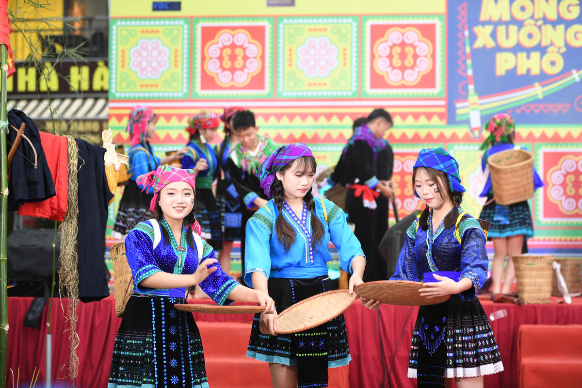 Những điệu múa rộn ràng của chàng trai, cô gái người Mông đến từ Lai Châu. Ảnh: Phạm Sỹ.

