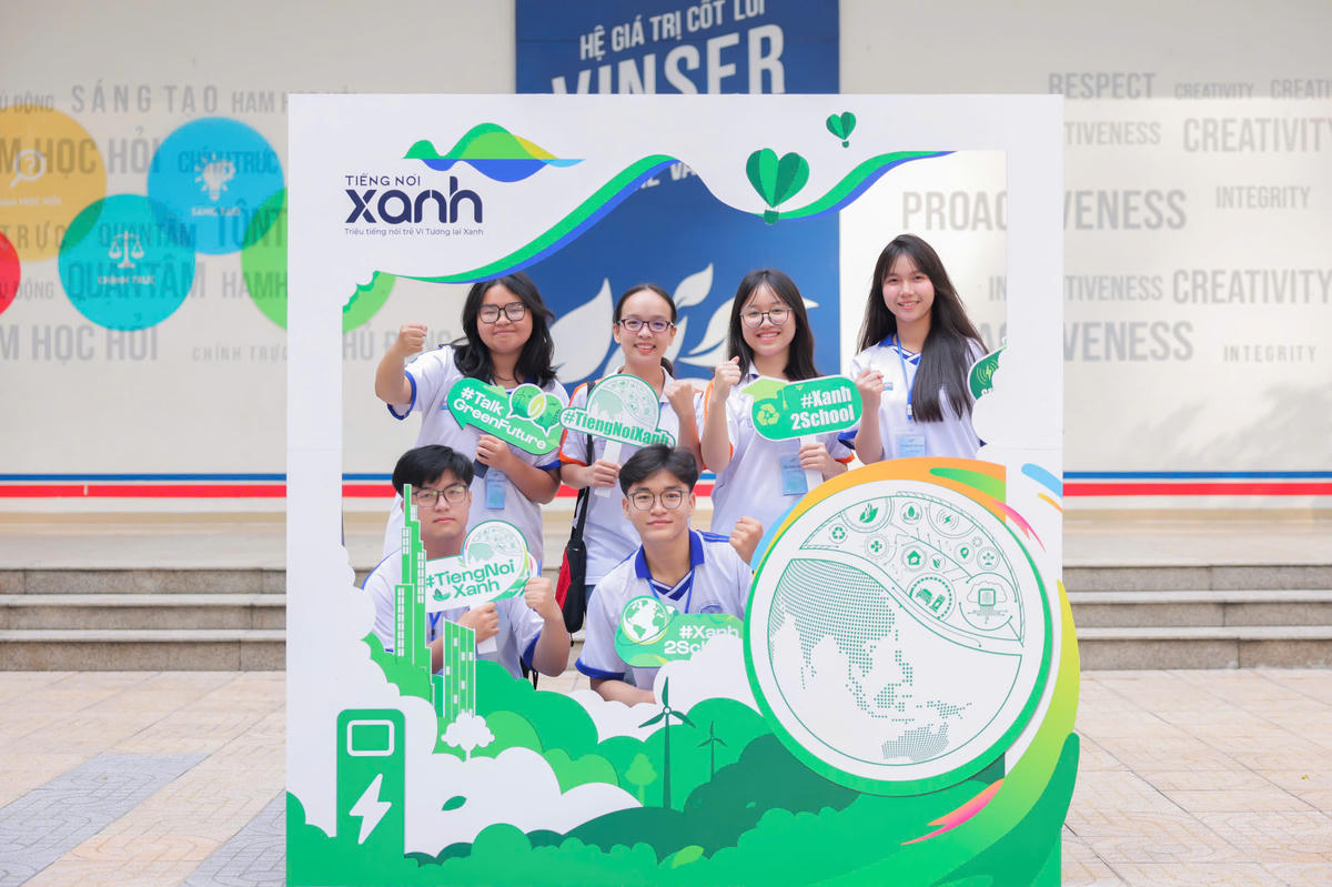 Các thí sinh Trường THPT Chuyên Thoại Ngọc Hầu hào hứng tại điểm thi Vòng Đối đầu khu vực miền Nam (TP.HCM). Ảnh: BTC.