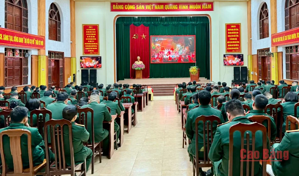 Cán bộ, chiến sĩ Bộ Chỉ huy Quân sự tỉnh Cao Bằng tổ chức xem truyền hình trực tiếp chơng trình nghệ thuật “Hai tay gây dựng một sơn hà”
