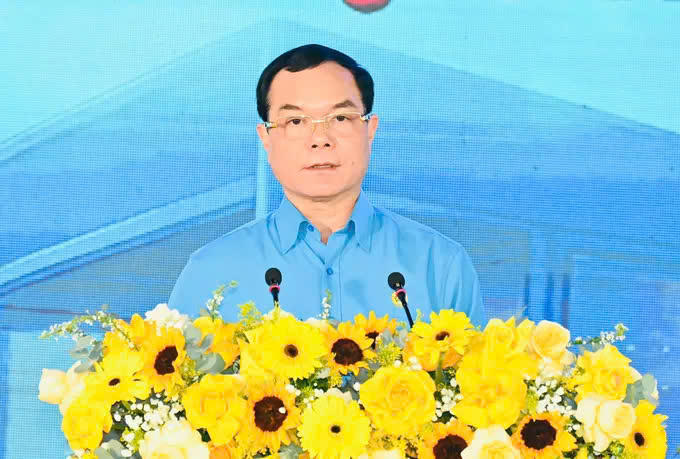 Ông Nguyễn Đình Khang phát biểu tại chương trình “Chợ Tết Công đoàn - Xuân 2026”. Ảnh: V.D.