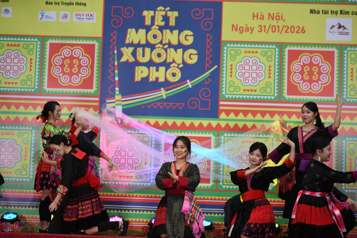 Tiết mục biểu diễn của các bạn sinh viên dân tộc Mông đến từ tỉnh Điện Biên. Ảnh: Phạm Sỹ.

