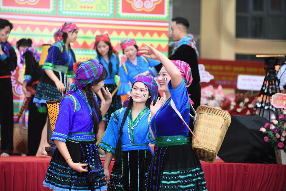 Sau phần lễ là những tiết mục văn nghệ đặc sắc do các bạn trẻ người Mông đến từ nhiều tỉnh, thành và nhóm sinh viên biểu diễn, mang đến không khí sôi động, giàu bản sắc. Ảnh: Phạm Sỹ.