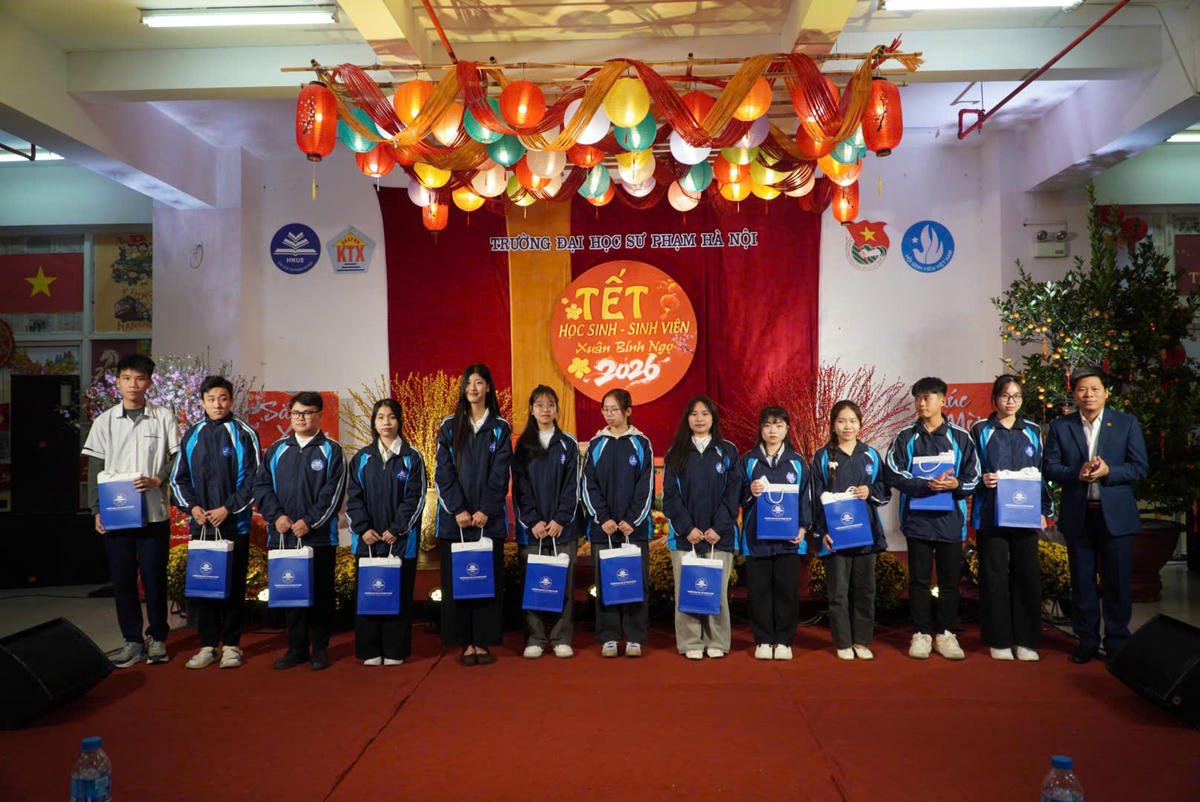Trường Đại học Sư phạm Hà Nội trao quà Tết cho học sinh, sinh viên.