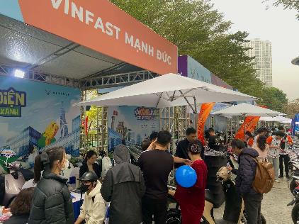 Khu vực tư vấn và trải nghiệm xe máy điện tại sự kiện thu hút đông đảo người dân tham gia