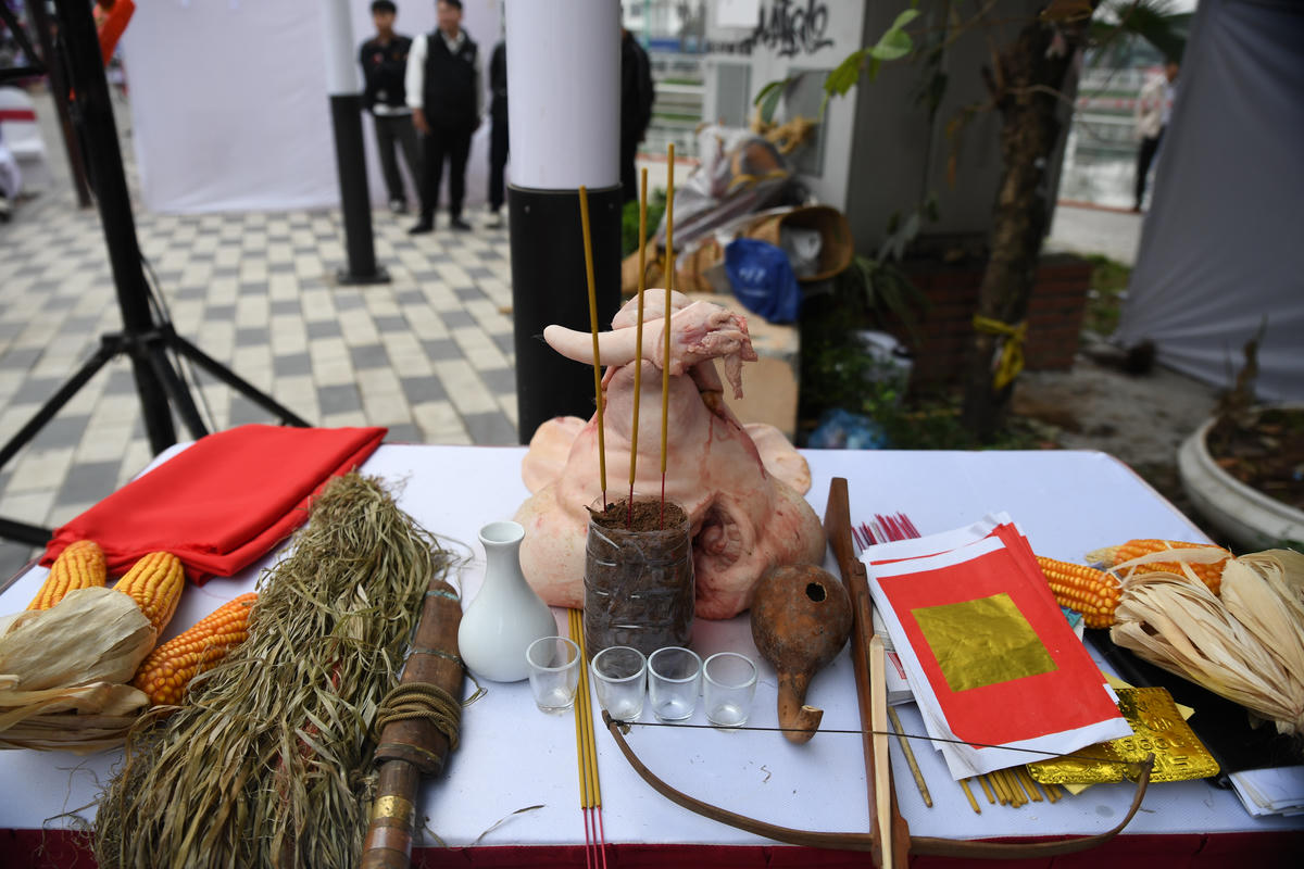 Lễ vật được chuẩn bị trang trọng để thực hiện nghi lễ dựng cây nêu. Ảnh: Phạm Sỹ.

. 