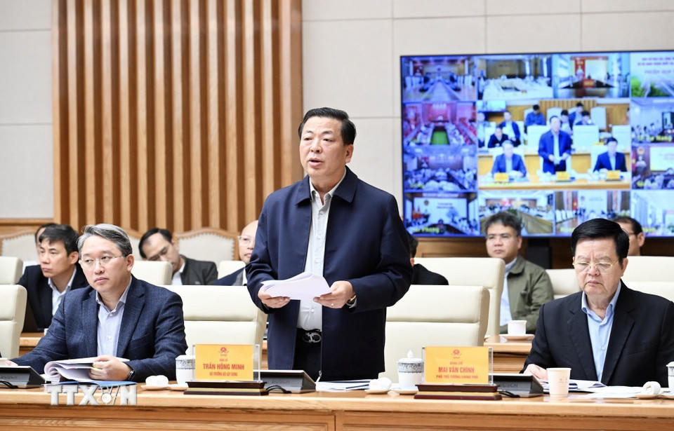 Bộ trưởng Bộ Xây dựng Trần Hồng Minh báo cáo tiến độ các dự án đường sắt. (Ảnh: Dương Giang/TTXVN)