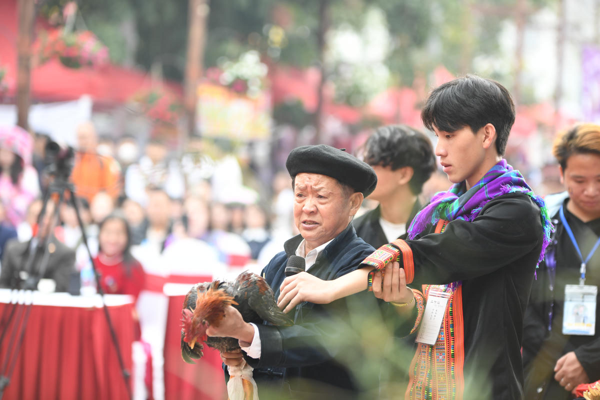 Dựng cây nêu được xem là “linh hồn” của Lễ hội Gầu Tào, thể hiện ước vọng về sức khỏe, mùa màng bội thu và cuộc sống bình an cho cộng đồng. Ảnh: Phạm Sỹ.