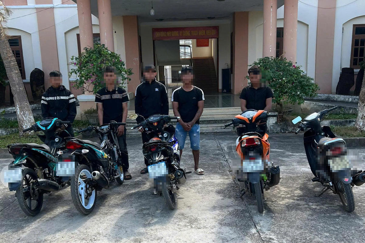 Nhóm thanh niên vi phạm giao thông tại cơ quan điều tra. Ảnh: CV.