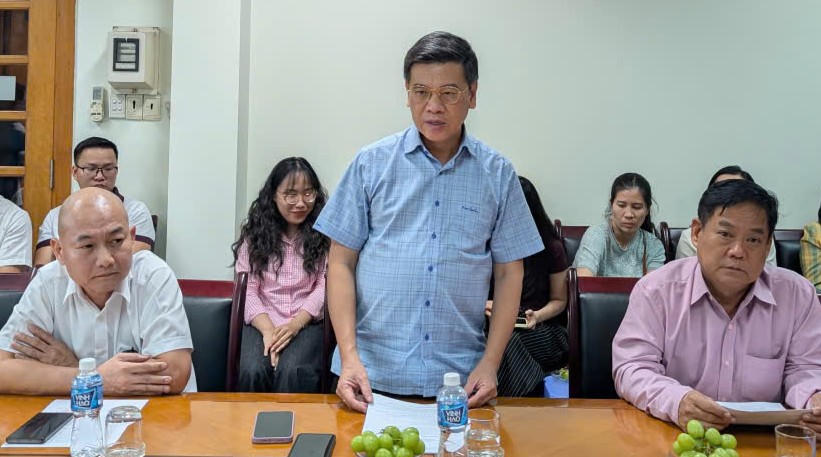 Ông Nguyễn Văn Dũng chỉ đạo công tác chuẩn bị nguồn hàng, giá cả, chất lượng khi khảo sát tại chợ đầu mối. Ảnh: S.X