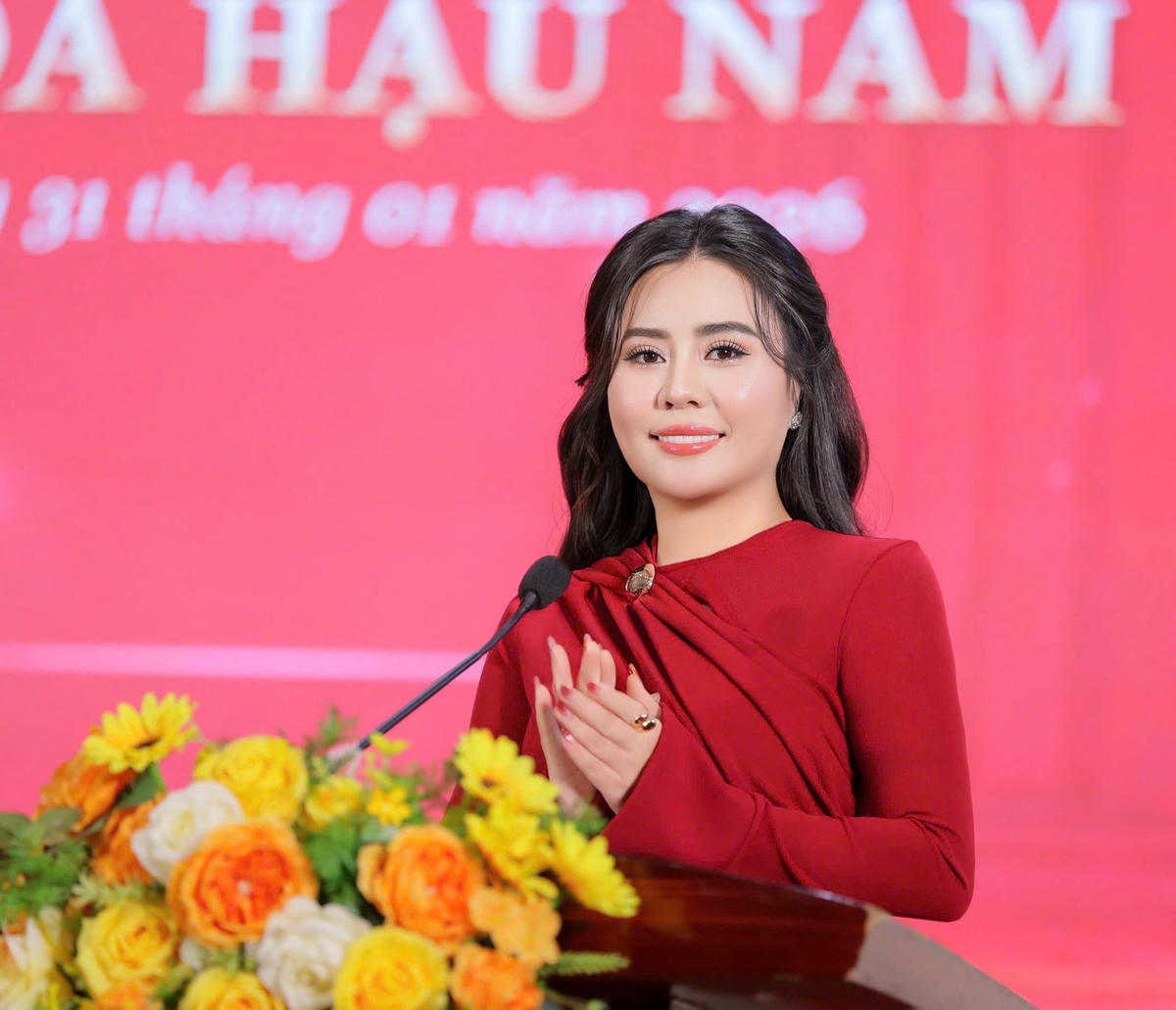 Hoa hậu Phan Kim Oanh chia sẻ với báo chí thông tin về các cuộc thi.