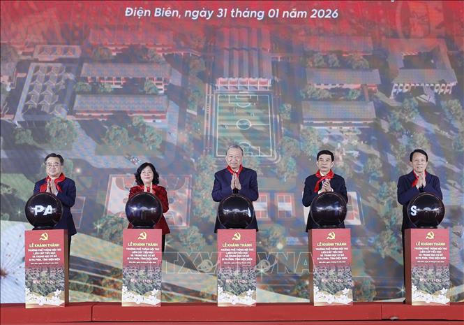 Tổng Bí thư Tô Lâm và Đoàn công tác của Trung ương thực hiện nghi thức khánh thành Trường Phổ thông Nội trú liên cấp Tiểu học và THCS Si Pa Phìn. Ảnh: Thống Nhất/TTXVN