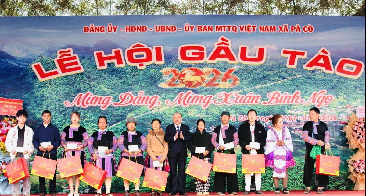 Ông Bùi Đức Hinh, Chủ tịch HĐND tỉnh Phú Thọ trao quà Tết cho các gia đình nghèo tại Lễ hội. Ảnh: CTV