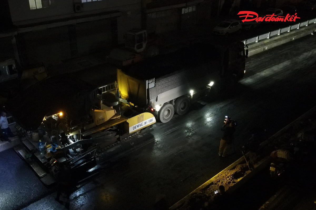Việc tổ chức thi công xuyên đêm được các đơn vị triển khai nhằm tận dụng thời gian, hạn chế ảnh hưởng đến giao thông ban ngày, đồng thời bảo đảm tiến độ chung của dự án.