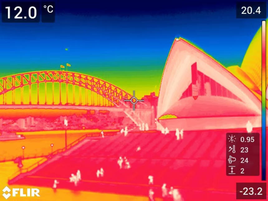 Ảnh chụp bằng camera hồng ngoại tại Nhà hát Opera Sydney và Cầu Cảng Sydney đang phát ra nhiệt vào ban đêm.