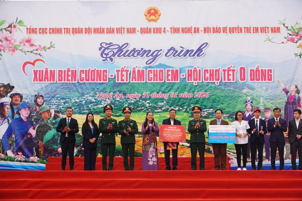 Ban tổ chức nhận phần quà tài trợ từ Phó Chủ tịch nước Võ Thị Ánh Xuân và các doanh nghiệp, tổ chức, cá nhân. Ảnh: Nguyễn Hà.