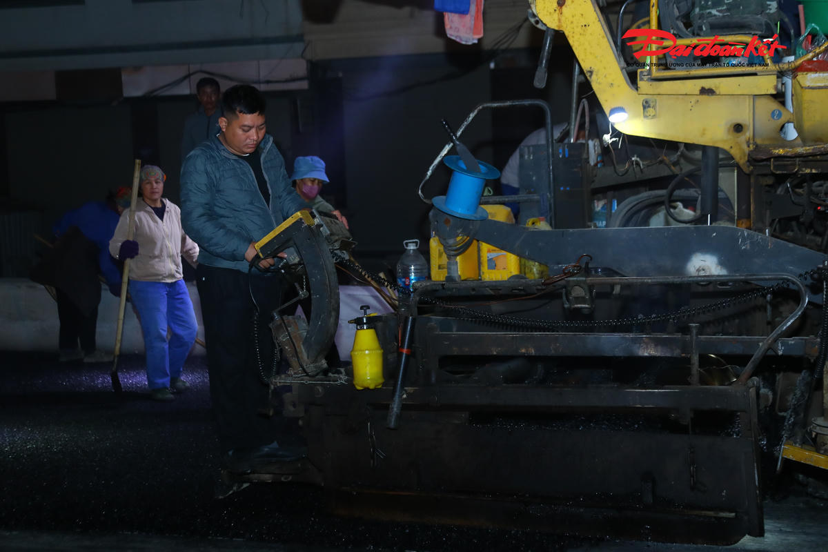 Chia sẻ về tiến độ thi công dự án, ông Hồ Đức Phúc Giám đốc điều hành dự án hầm chui Kim Đồng – Giải Phóng cho hay: "Trong đêm nay (31/1) chúng tôi đang tiến hành thảm bê tông nhựa để hoàn thiện phần hầm hở của dự án phía Đầm Hồng. Khối lượng thảm lớp C19 trong hôm nay khoảng 400 tấn. Công tác được triển khai từ 23h và dự kiến hoàn thành vào khoảng 5h sáng hôm sau".