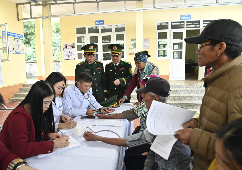 Ban Chỉ huy BĐBP tỉnh Quảng Ninh phối hợp với các xã, phường biên giới khám chữa bệnh, cấp pháp thuốc miễn phí cho hàng trăm người dân.