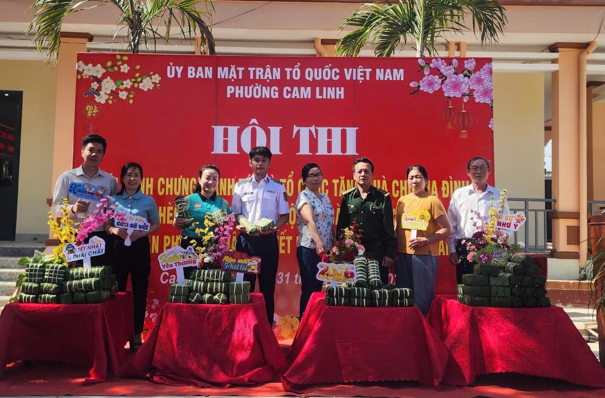 Trao giải cho các đội thi gói bánh chưng, bánh tét. Ảnh: Đức Định.
