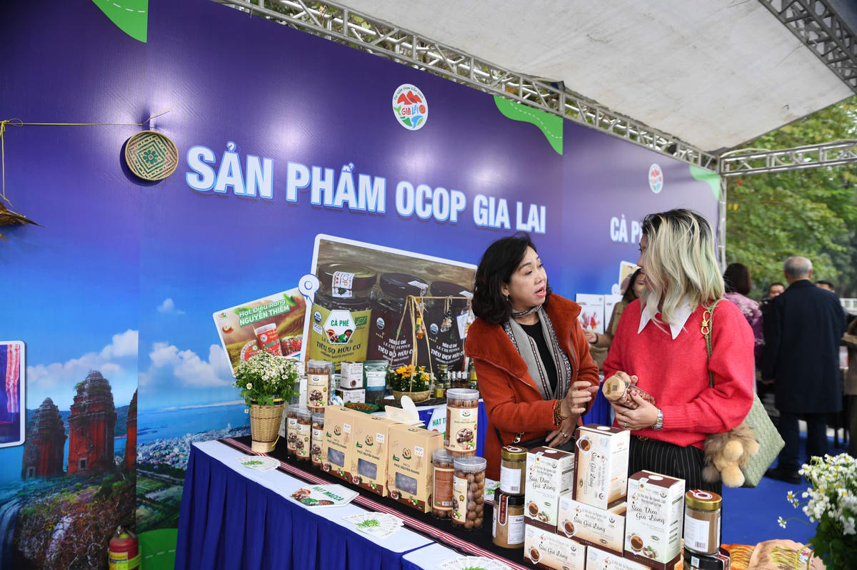 Gian trưng bày đặc sản Gia Lai thu hút đông đảo khách tham quan với nhiều sản phẩm tiêu biểu của vùng đất cao nguyên, góp phần quảng bá hương vị địa phương. Ảnh: Phạm Sỹ.