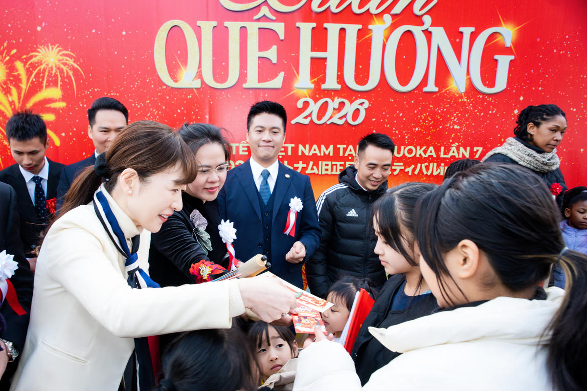 Lì xì đầu năm, nét đẹp văn hóa Việt vẫn được bà con xa quê hương gìn giữ.&nbsp;