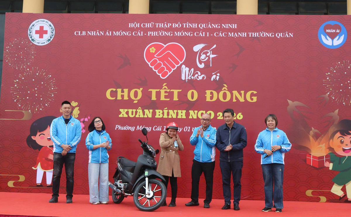 Chị Lường Thị Nguyệt (SN 2003) trú tại thôn Lục Chắn, xã Hải Sơn có hoàn cảnh đặc biệt khó khăn được trao tặng 1 xe máy trị giá 18 triệu đồng.&nbsp;