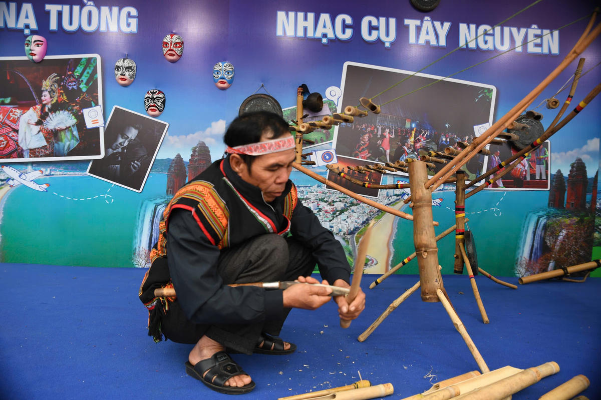 Đến với Ngày hội, công chúng, du khách có cơ hội trải nghiệm, xem nghệ nhân làm nhạc cụ truyền thống. Ảnh: Phạm Sỹ.