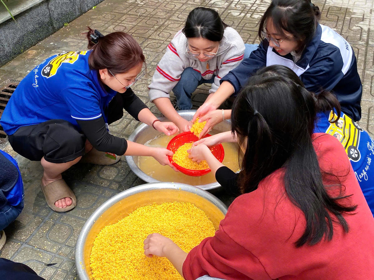 Không khí vui tươi, sôi nổi của sinh viên khi tham gia các hoạt động hướng tới ngày Tết cổ truyền của dân tộc