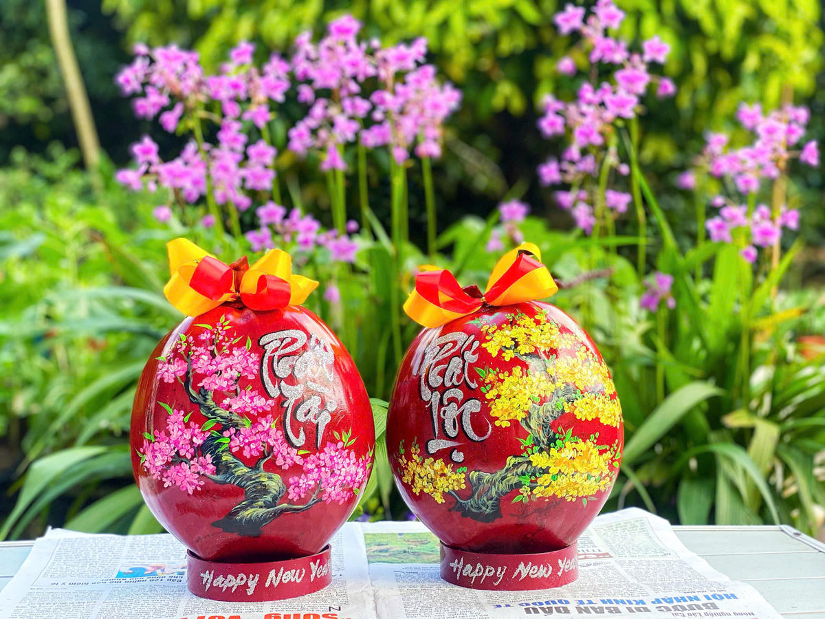 Những tác phẩm dừa vẽ nghệ thuật được đem phơi nắng trước khi giao cho khác hang. Ảnh: Trung Ngãi.
+ảnh 13: Rực sắc xuân với những tác phẩm dừa vẽ nghệ thuật. Ảnh: Trung Ngãi.